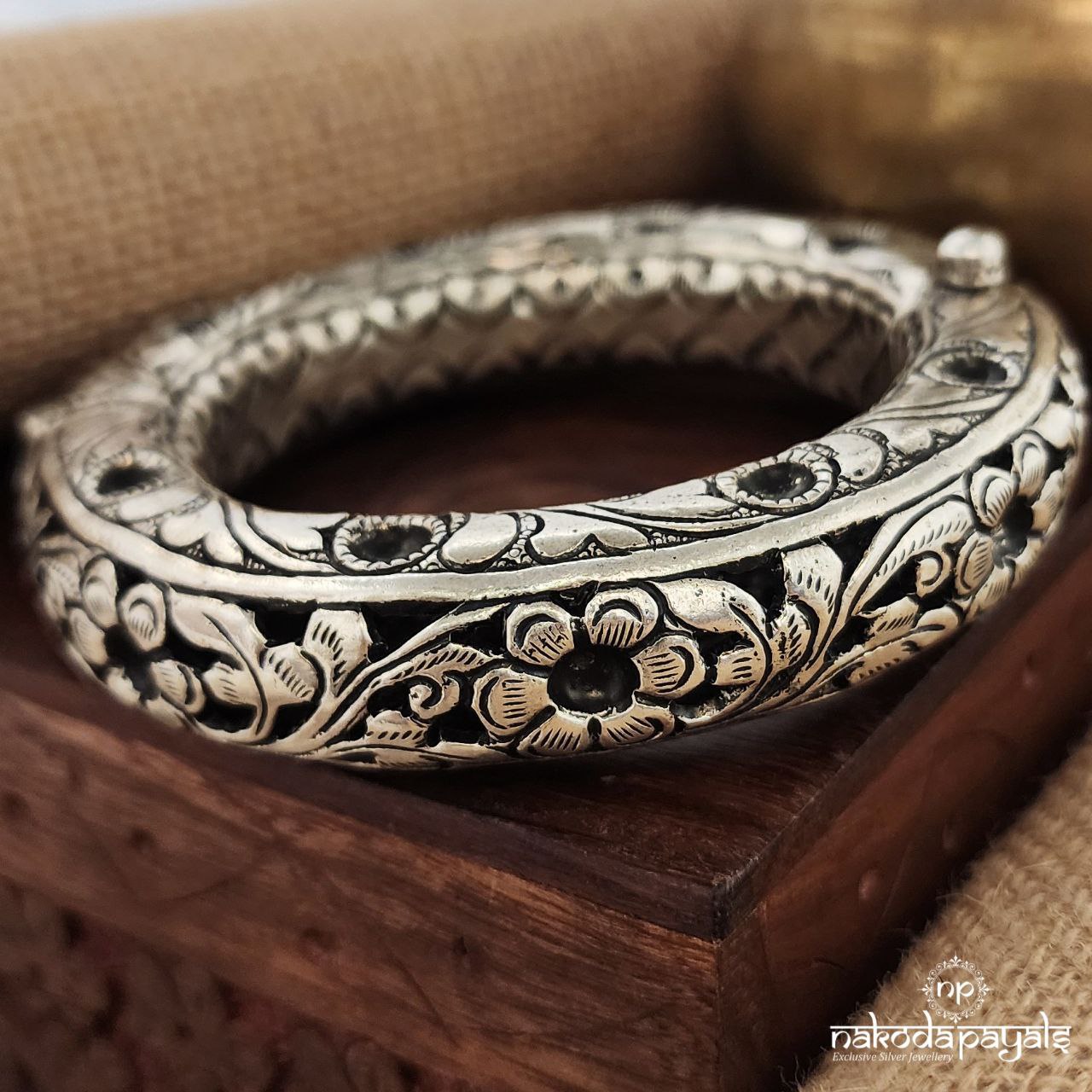 Nakshi Chitai Hallow Screw Kada (K5123)