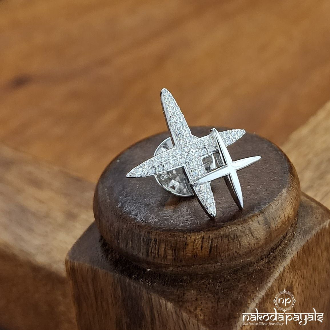 Trending White Lapel Pin (St3671)