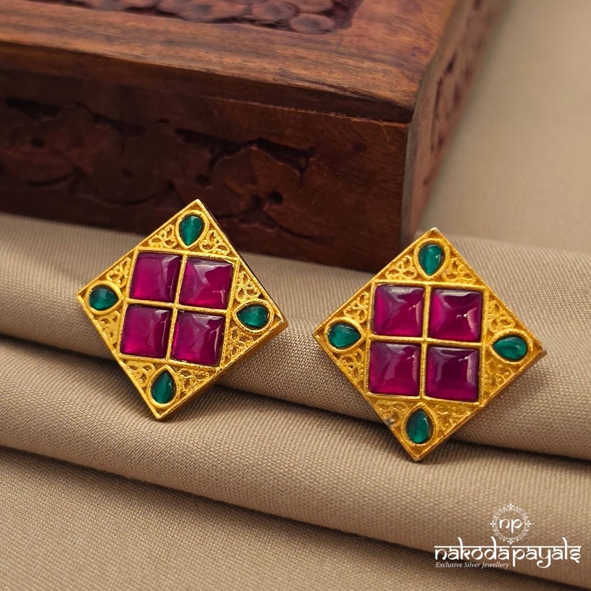 Squarish Red Studs (Ge10893)