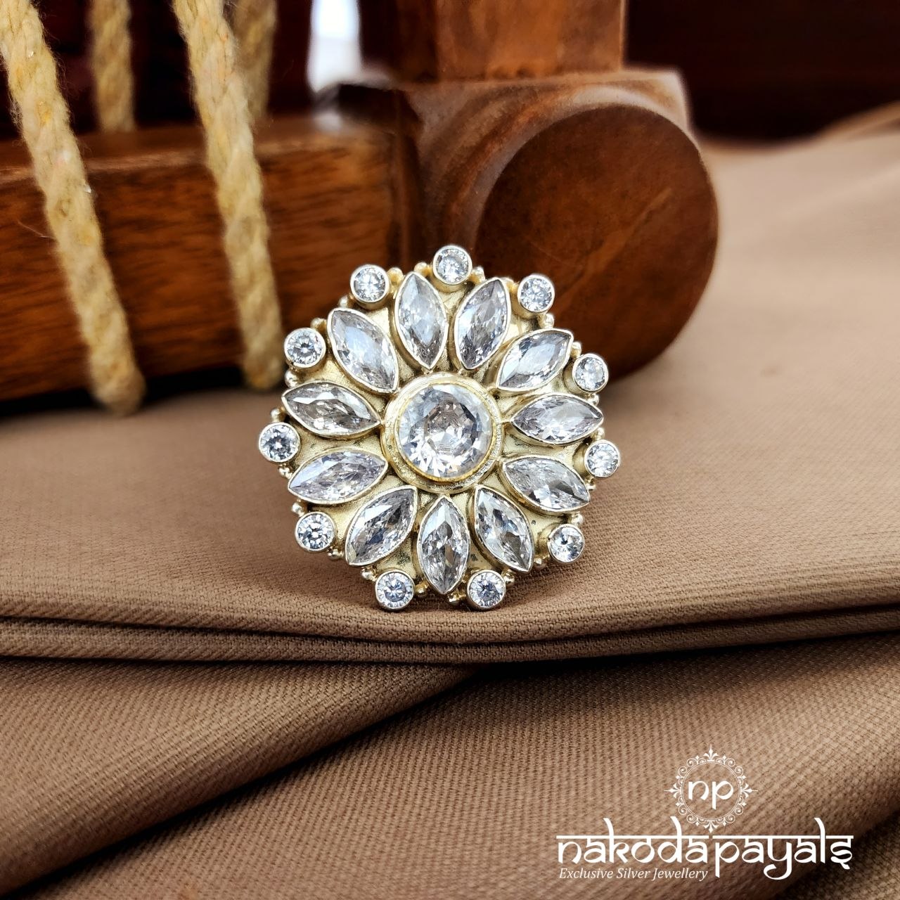 Shinney White Finger Ring (F2945)