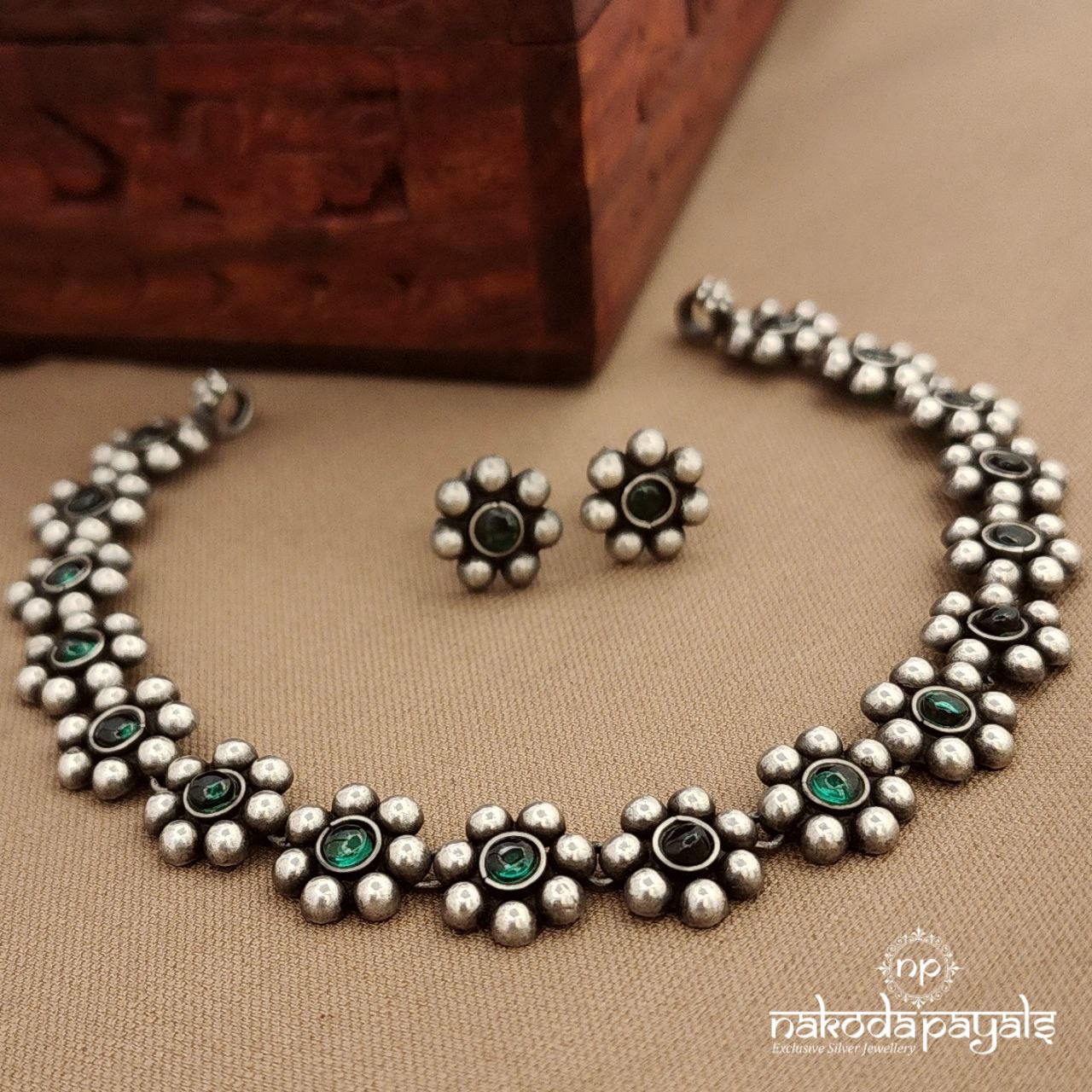 Green Floral Neckpiece With Earrings (N11610)