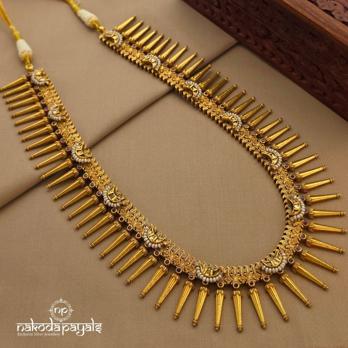 Tribally Designed Unique  Neckpiece (Gn10900)