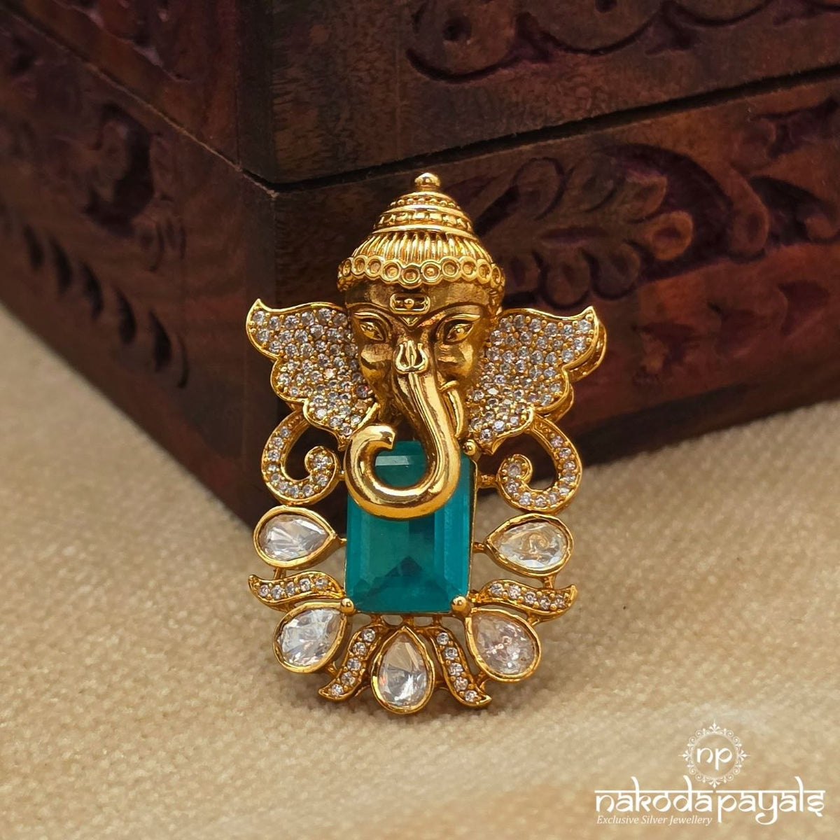 Eye-Catching Ganesha Pendant (Gp2664)