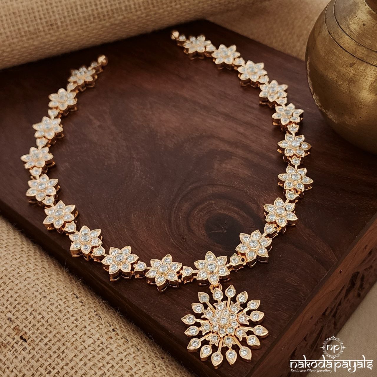 Pretty Flower Swarovski Neckpiece (Gn9080)