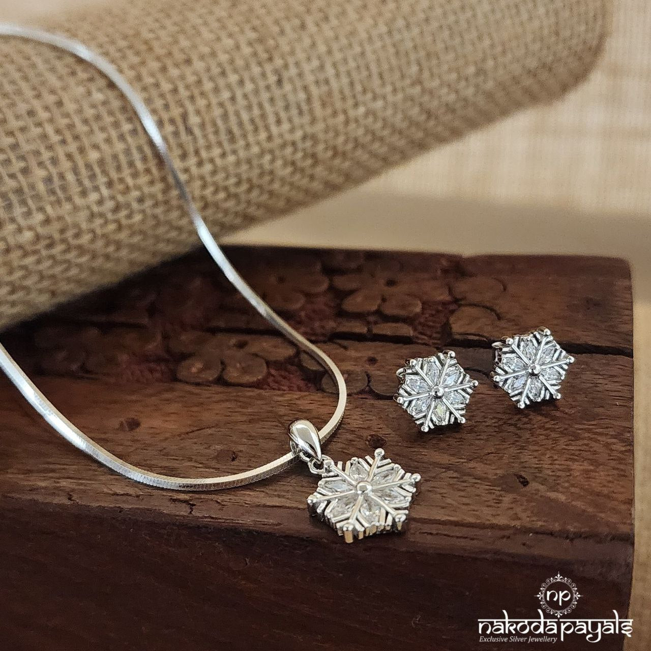 Snowflake Neckpiece With Earrings (St3301)