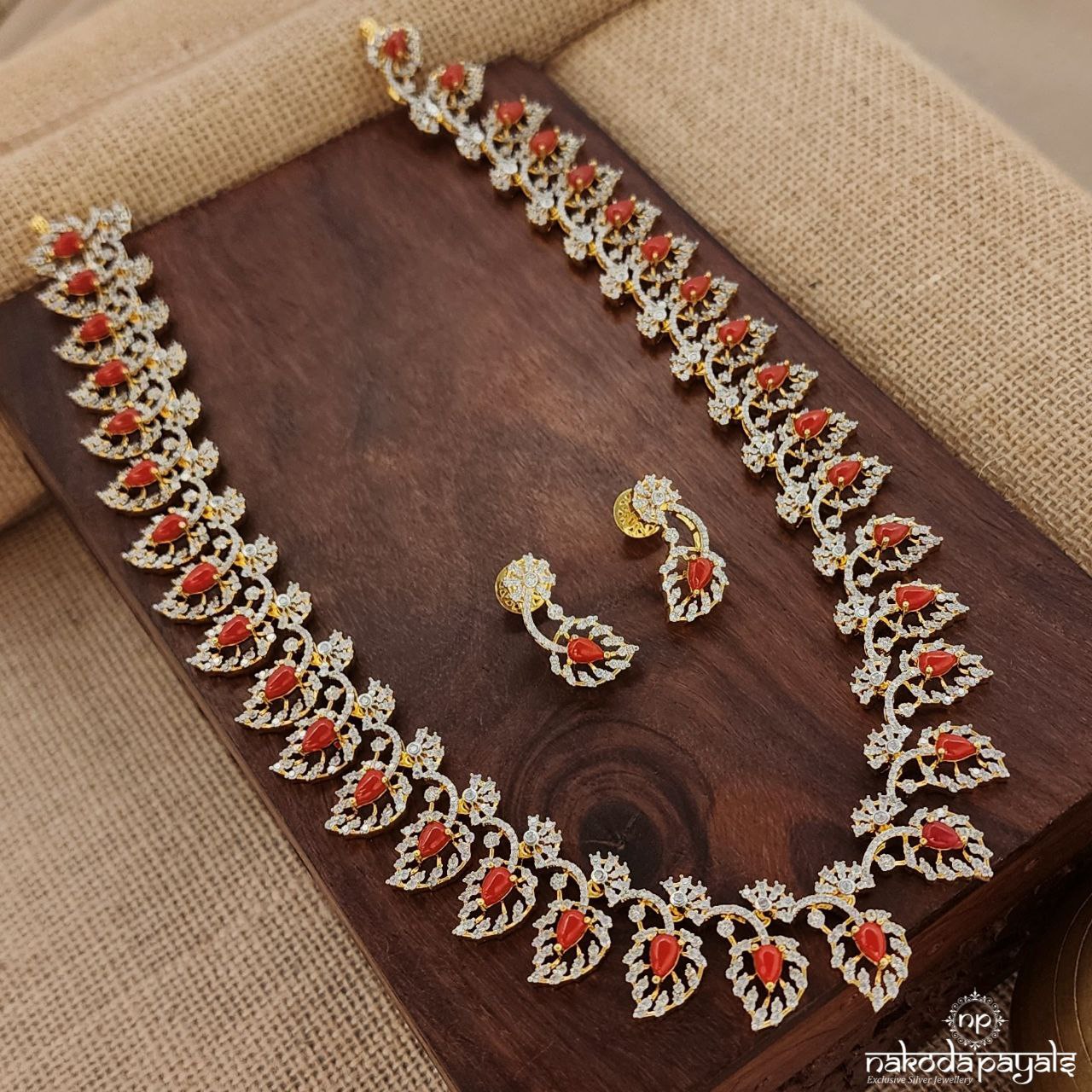 Coral Sparkling Neckpiece With Earrings (Gn8788)