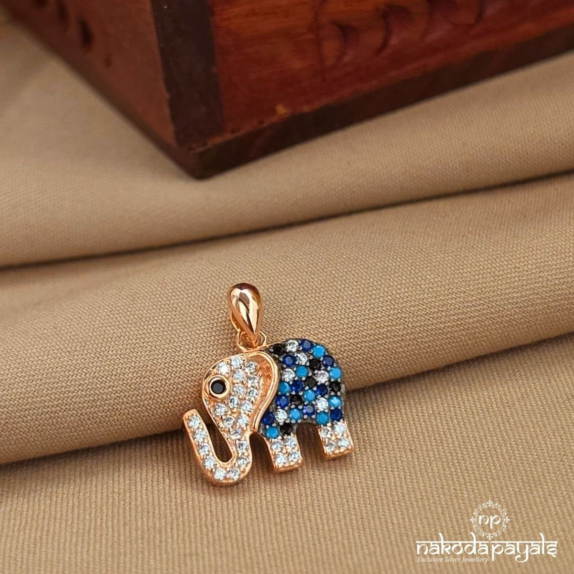 Cute Elephant Pendant (St2130)