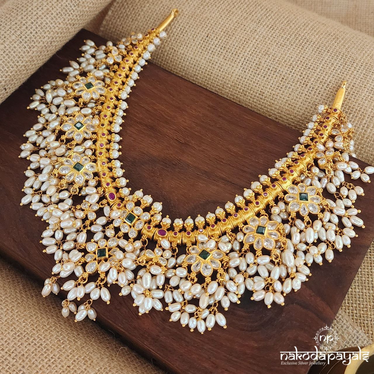 Glorious Pearly Neckpiece (Gn8404)
