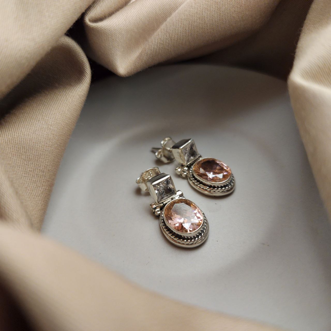 Glorious Hangings (H2048)