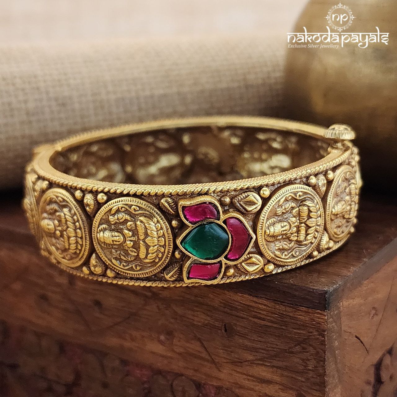 Lotus Lakshmi Screw Kada (Gk2821)