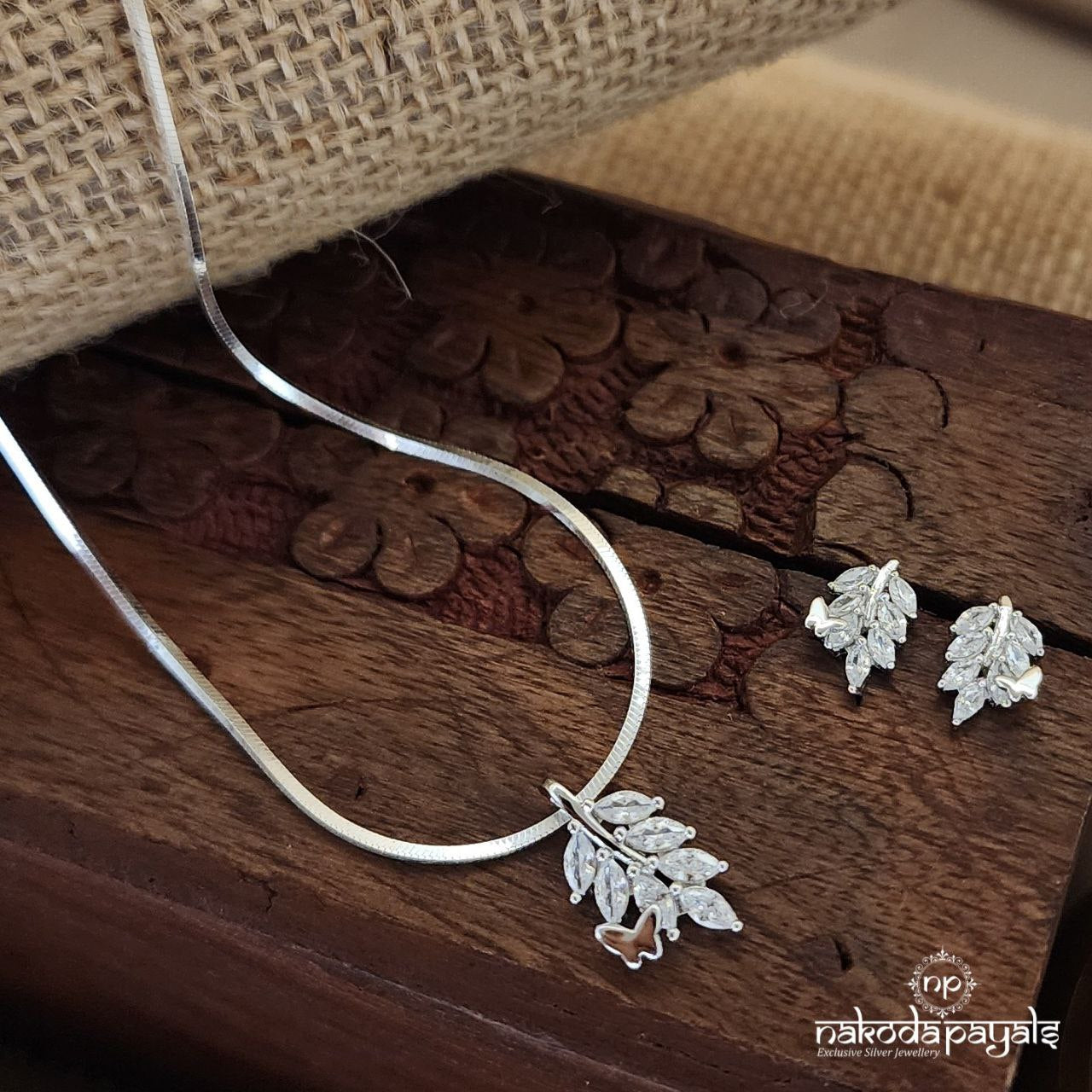 White Leafy Neckpiece With Earrings (St3310)