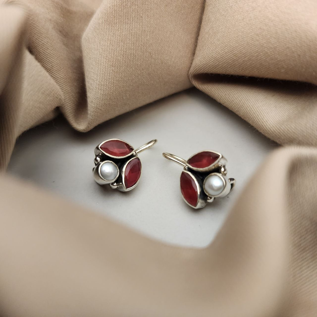 Graceful Hangings (H2011-18)