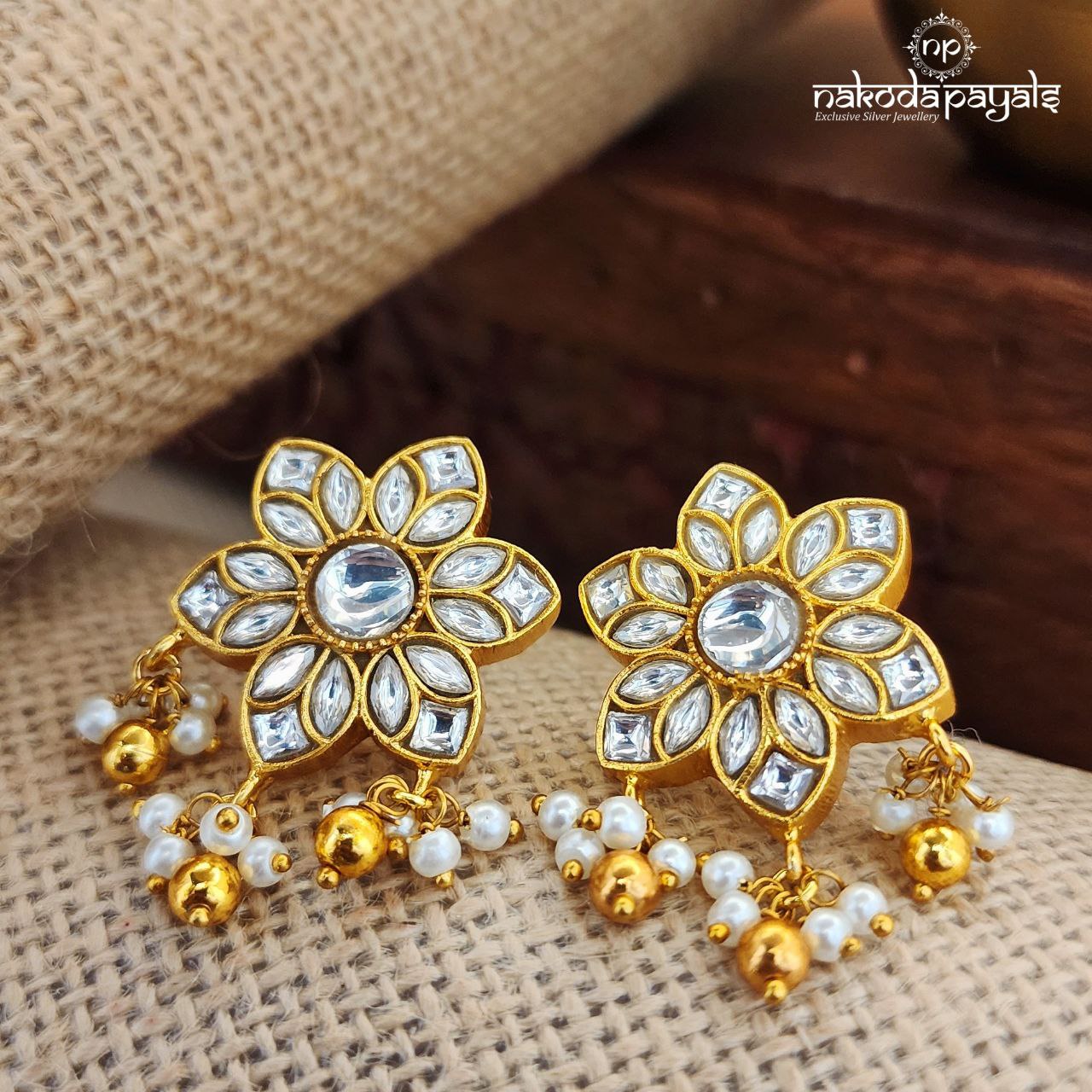 White Flower Earrings (Ge8454)