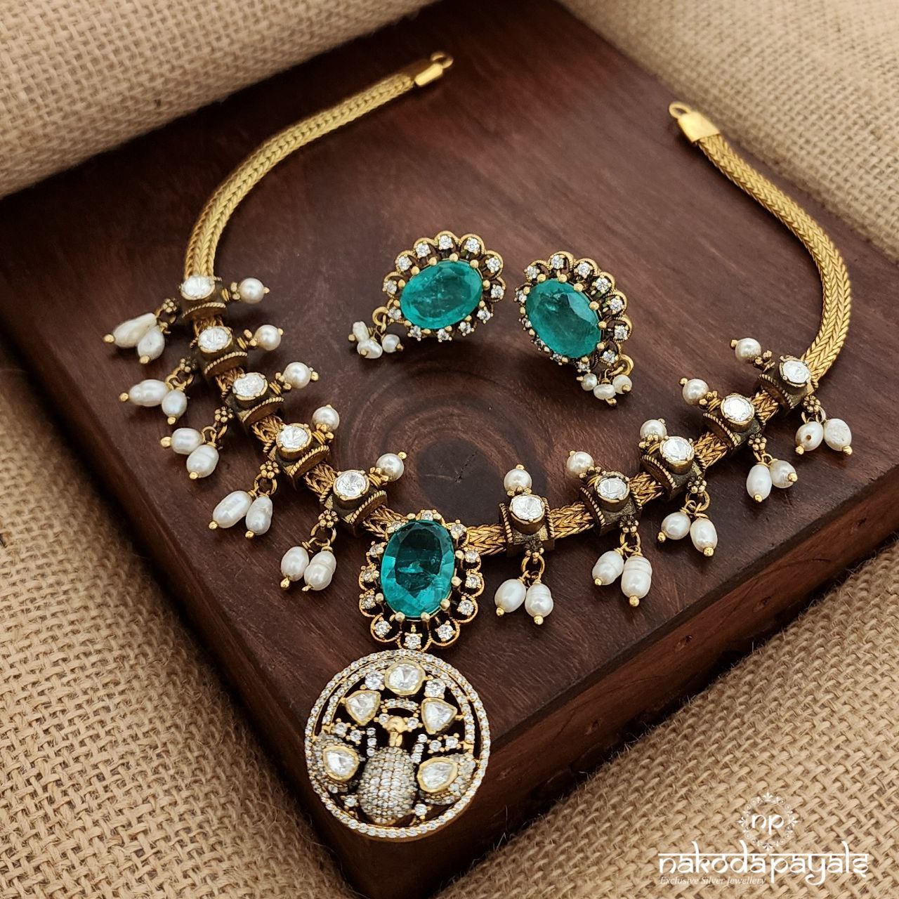 Emerald Green Neckpiece With Earrings (Gn8997)