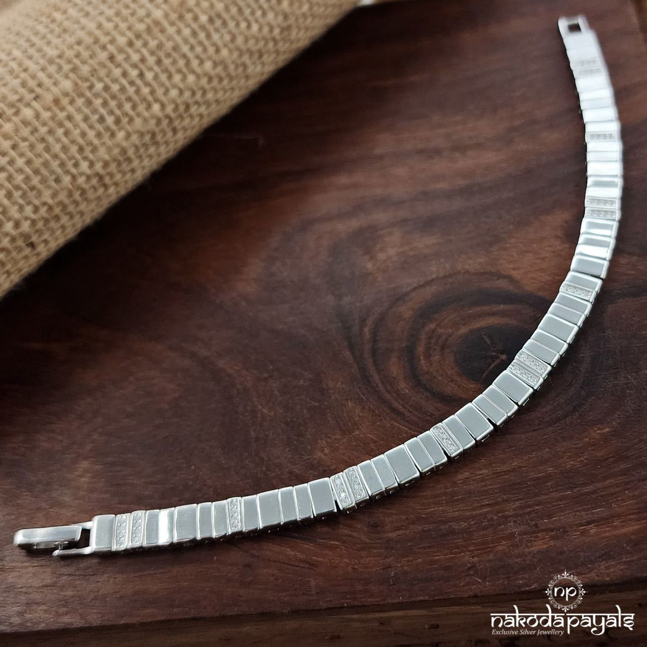 Linked White Bracelet (Br1651)