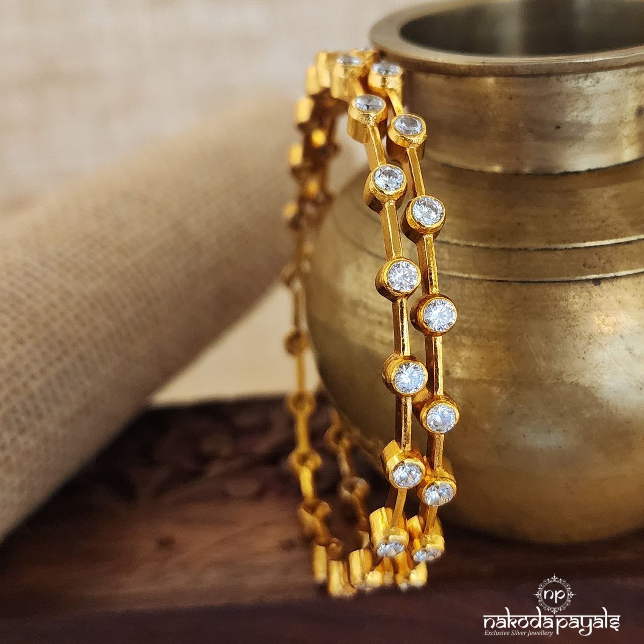 Gleaming White Bangles (Gk2756)