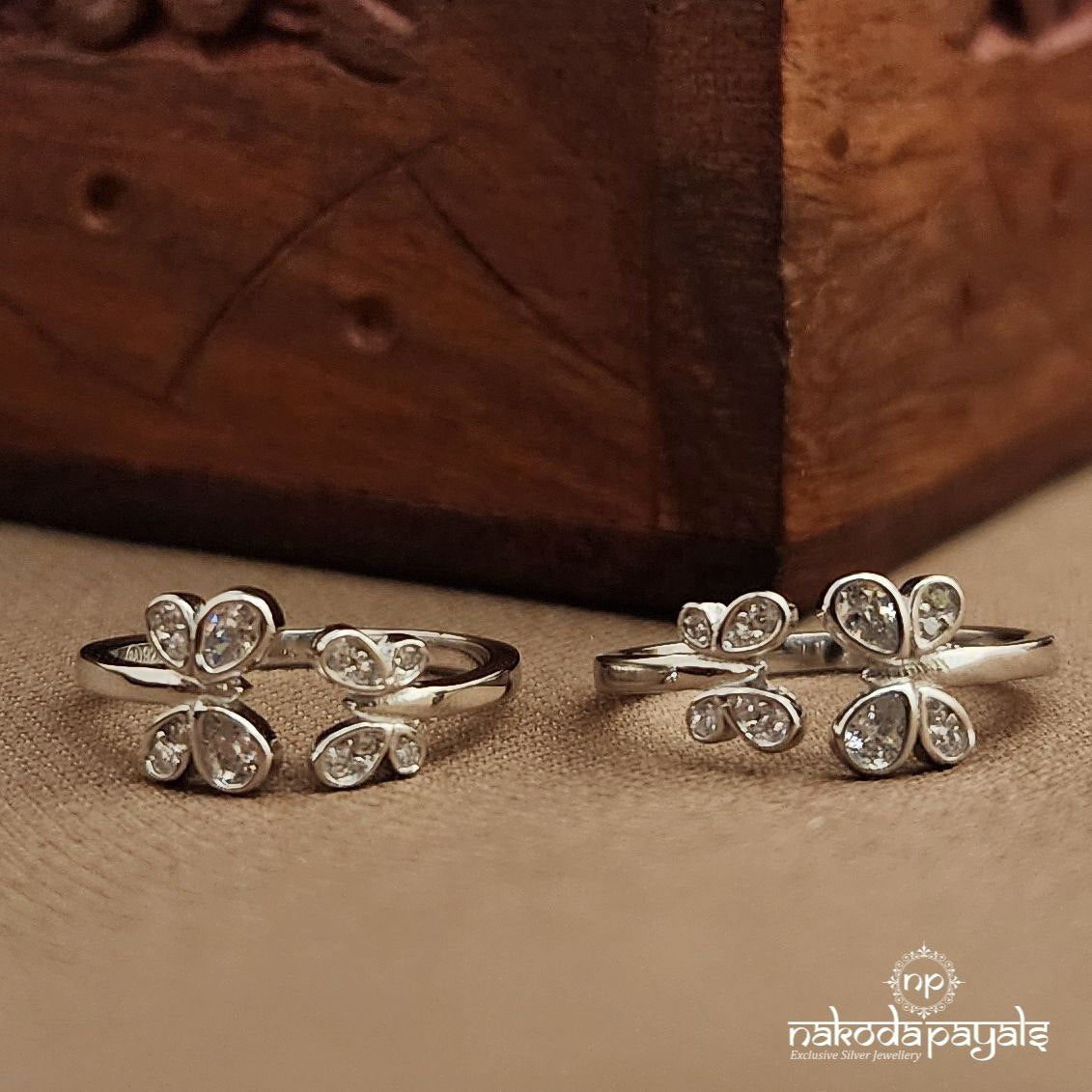 White Front Adjustable  Toerings (T4749)