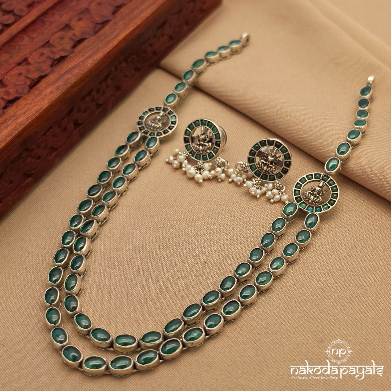 Greenish Pearly Neckpiece (N11818)