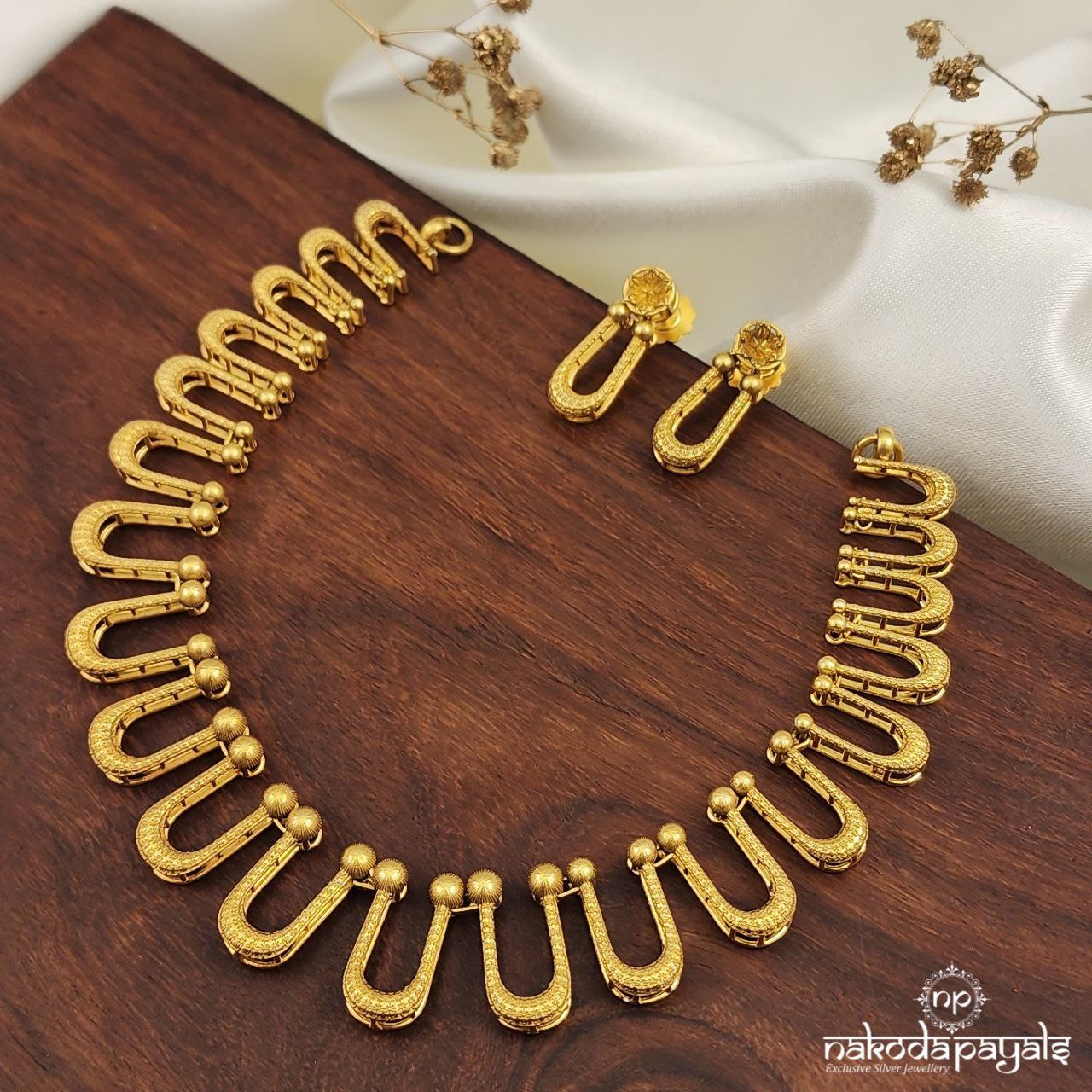U Shaped Neckpiece With Earrings (Gn8695)