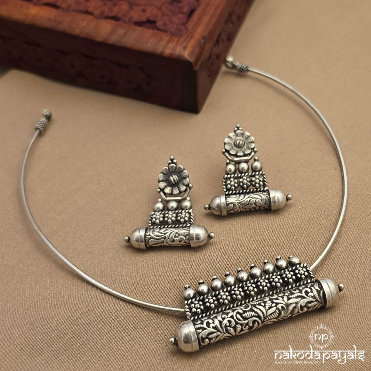 Exemplary Oxidised Hasli With Earrings (N11863)