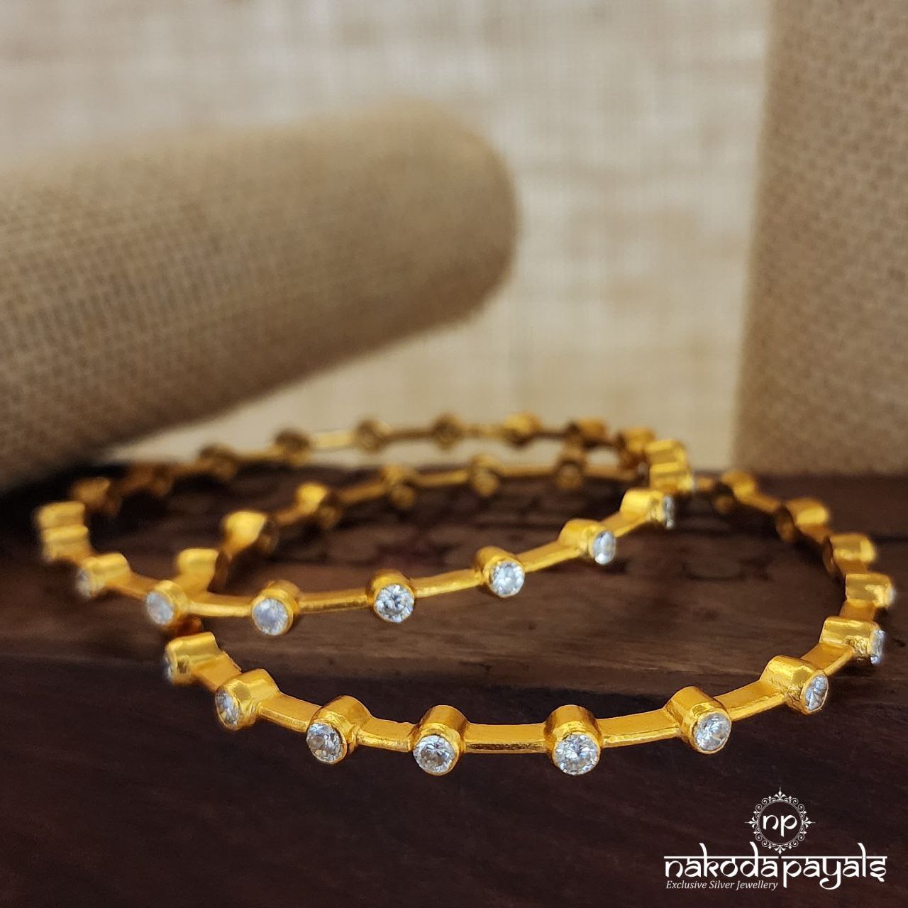 Gleaming White Bangles (Gk2756)