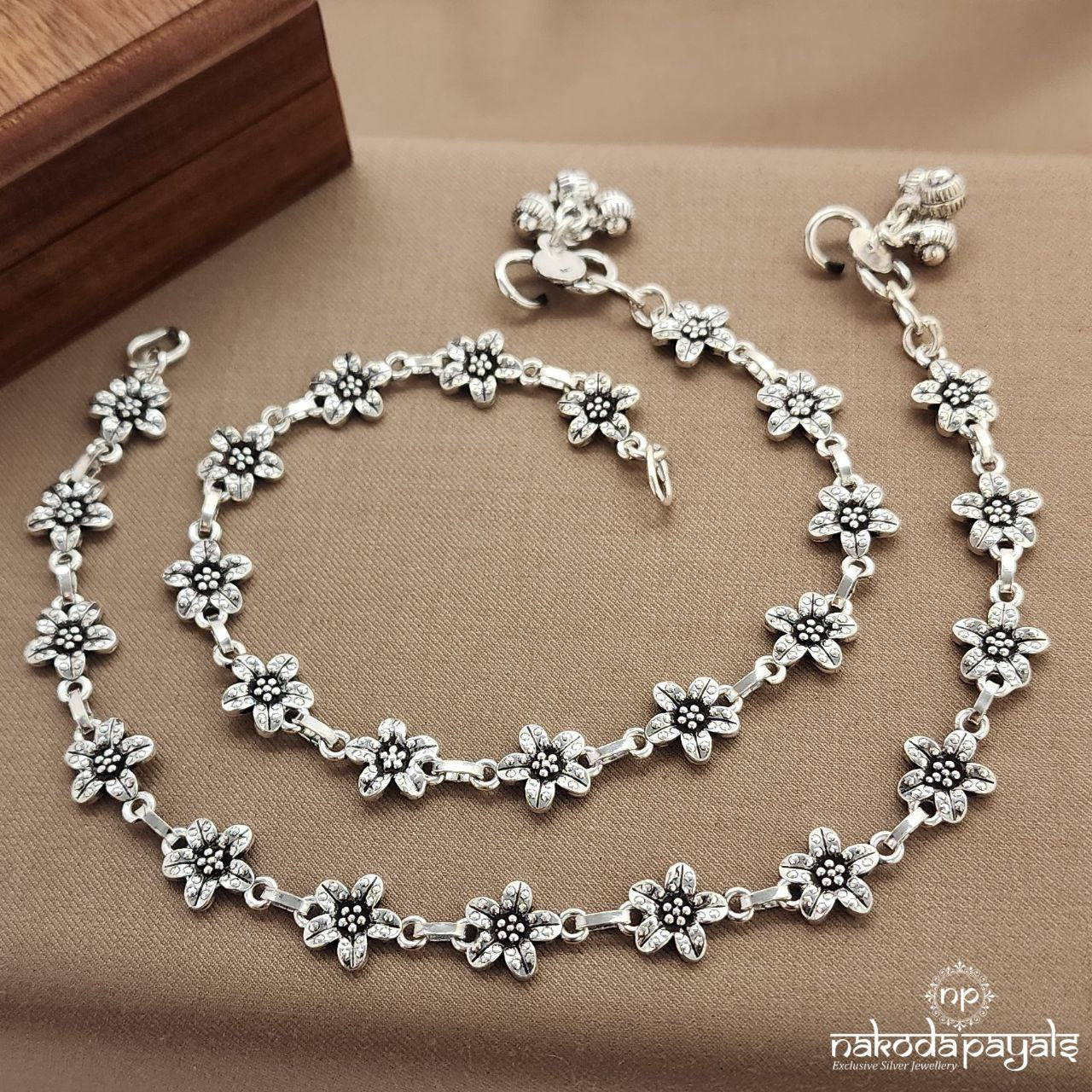 Graceful Flower Linked Anklets (A6525)