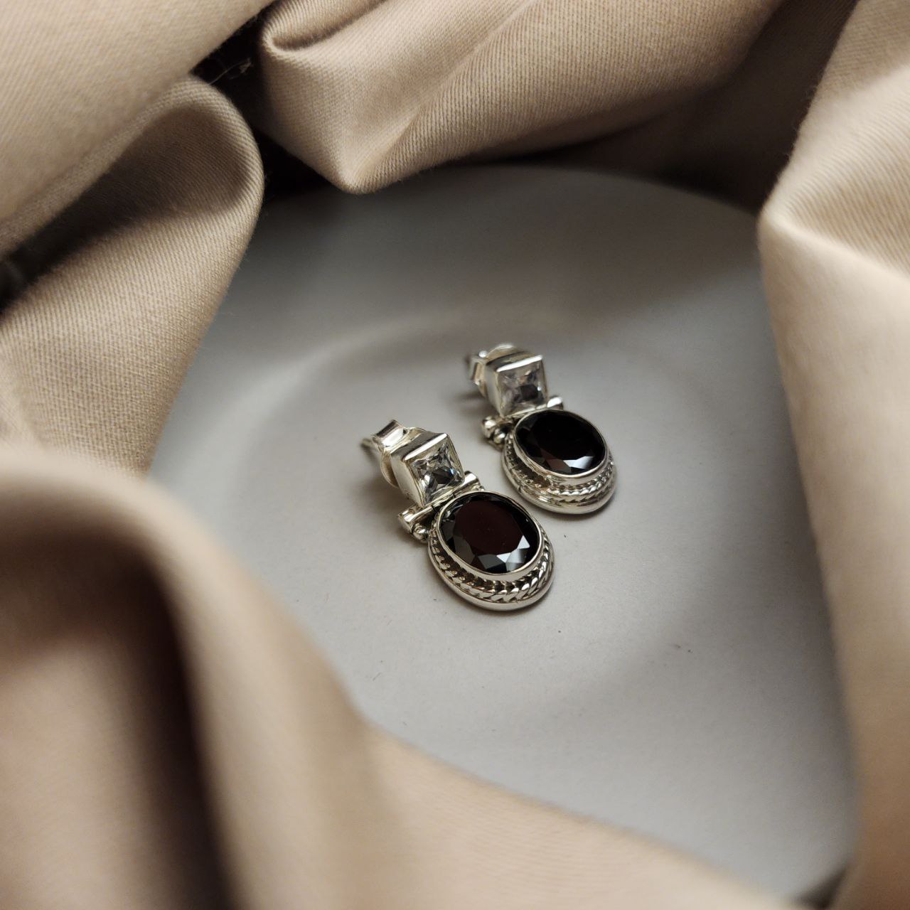 Glorious Hangings (H2048)