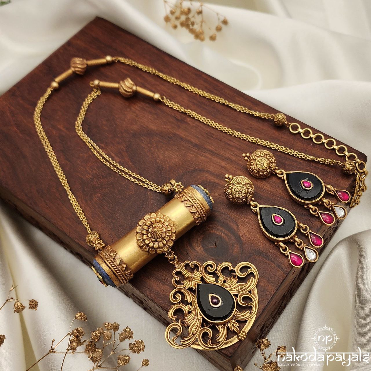 Traditional Neckpiece With Earrings (Gn8706)