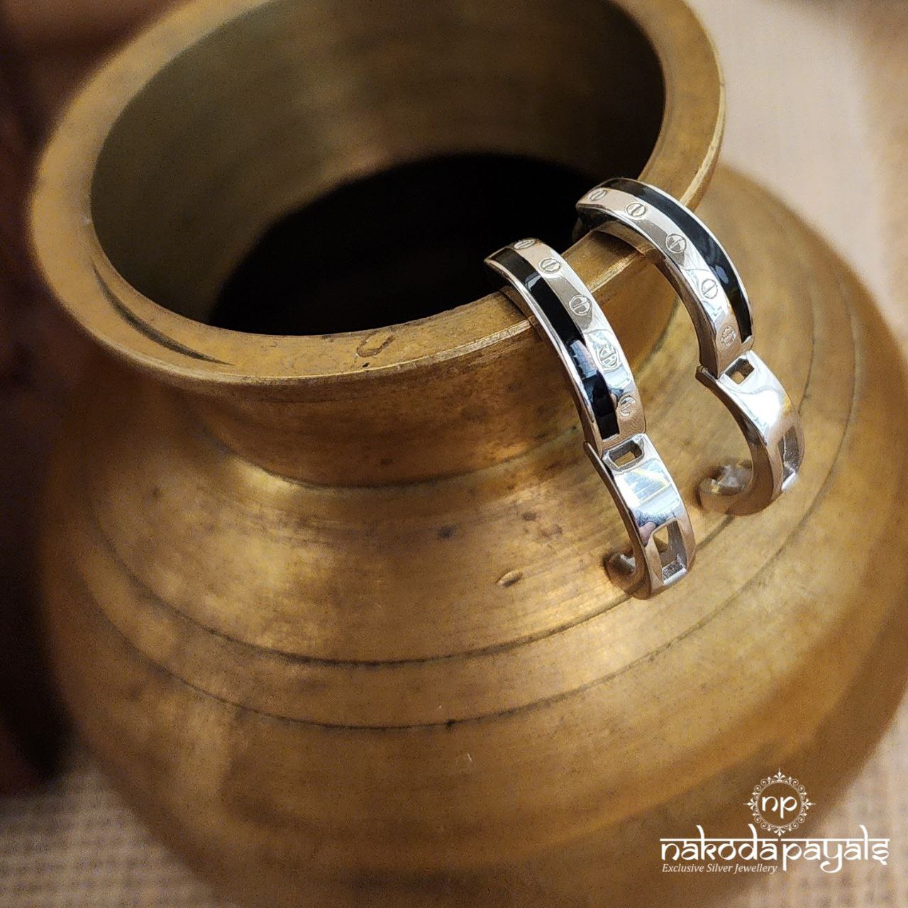 Classic Black Lined Bali (St3103)