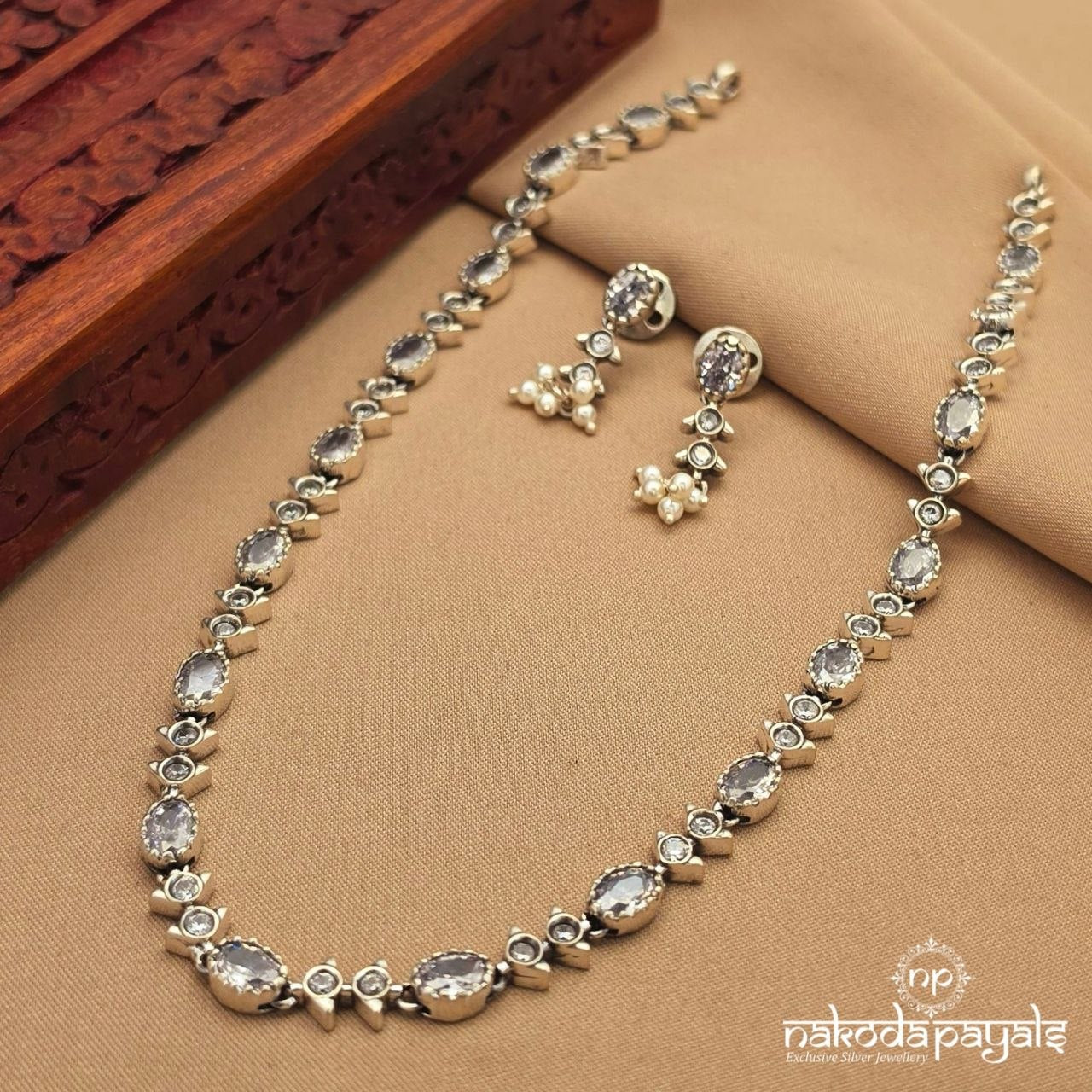 Whitish Cutsy Neckpiece With Earrings (N11820)