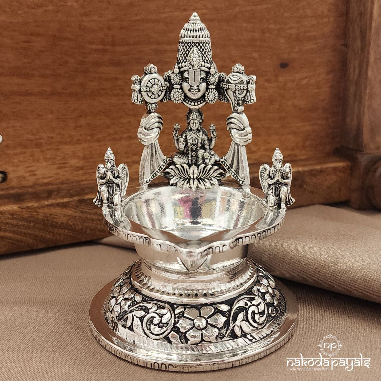 Floral Lakshmi Kamakshi Deepa (Aa2047)