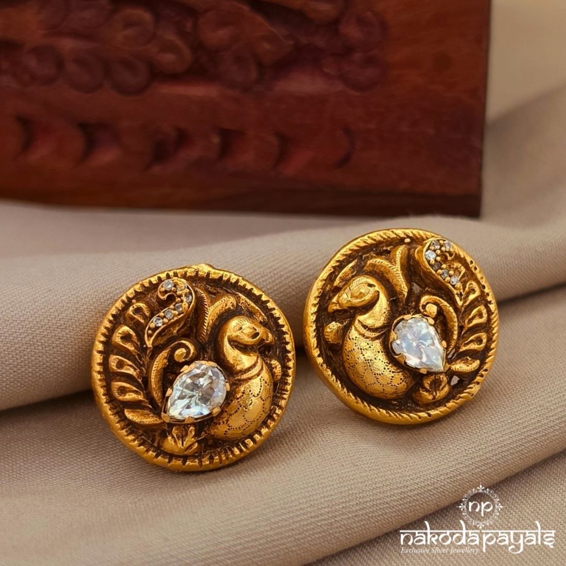 White Drop Peacock Studs (Ge11127)