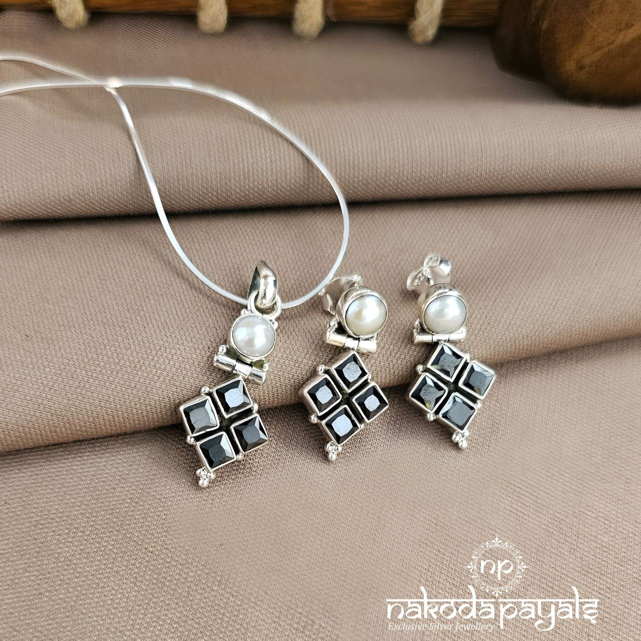 Black Pendant Set (N11528)