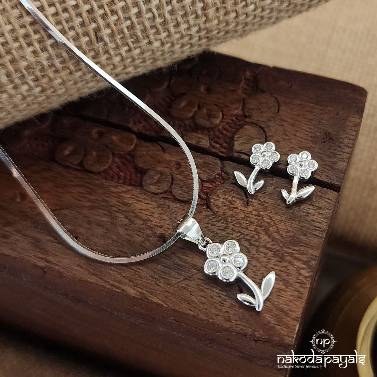 Elegant Flower Neckpiece With Earrings (St3299)