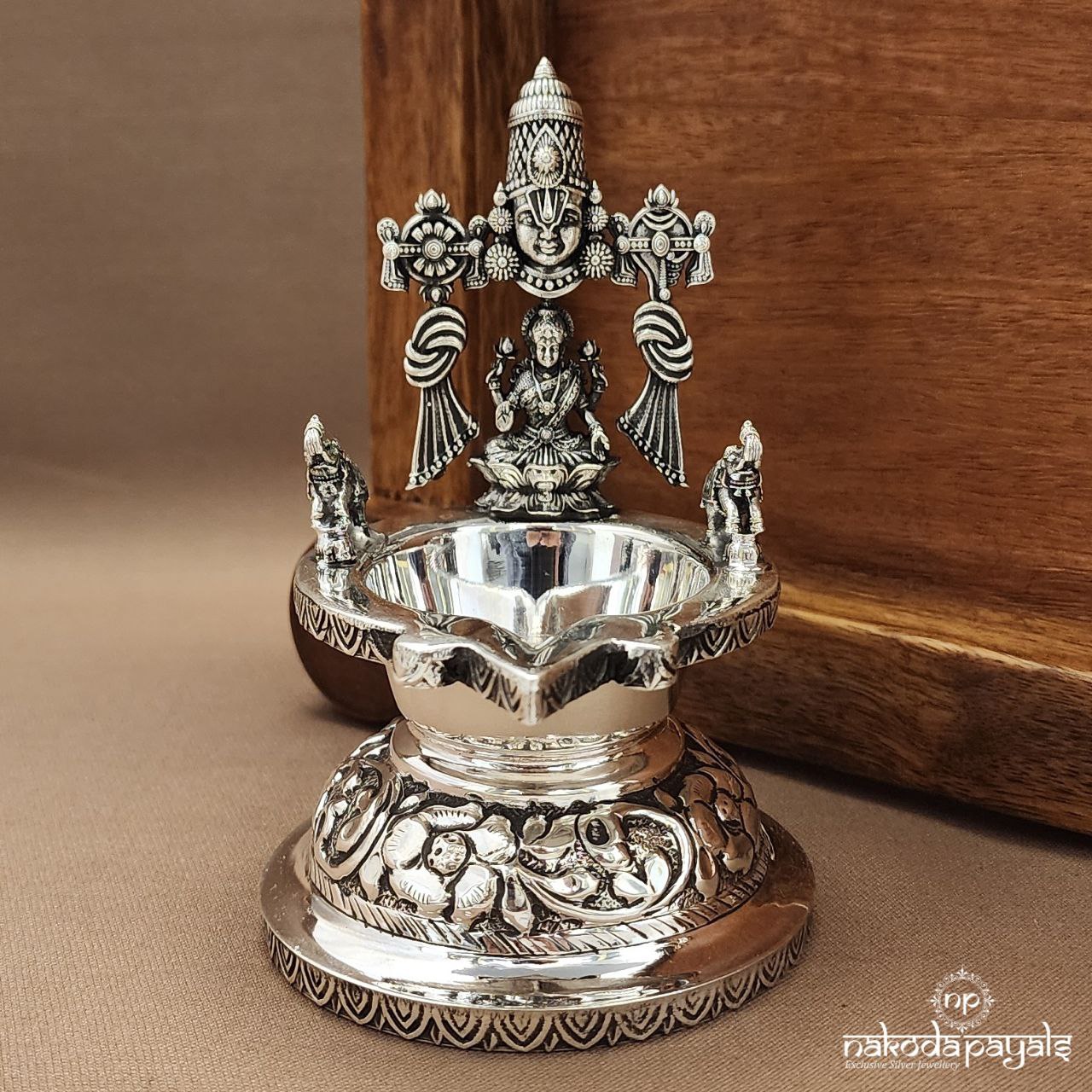 Venkateshwara Kamakshi Deepam (Aa2535)