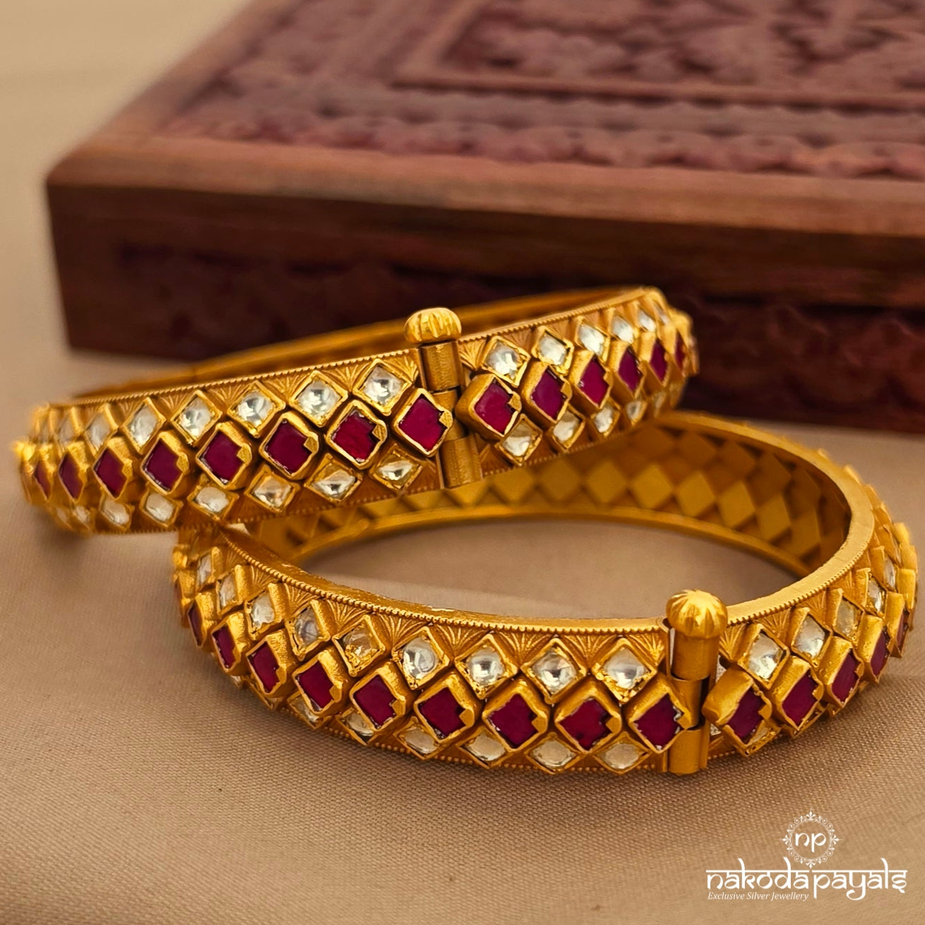 Exquisite Kundan Squarish kada (Gk3341)