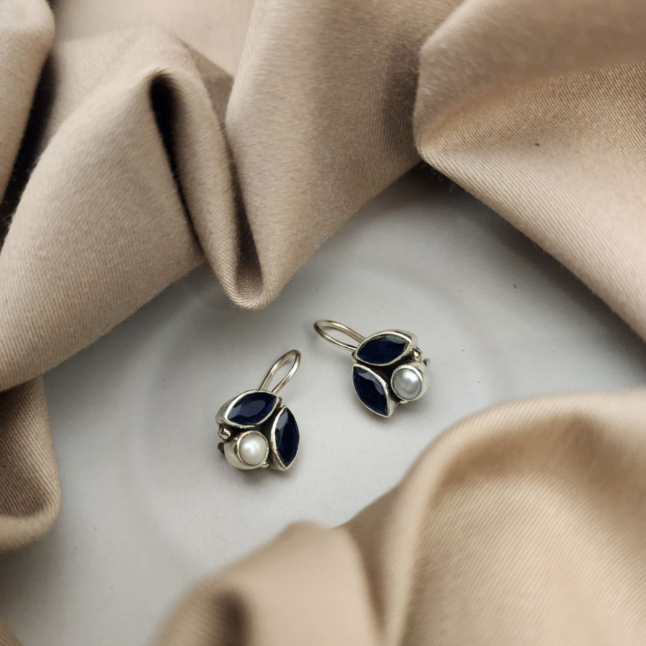 Graceful Hangings (H2011-18)