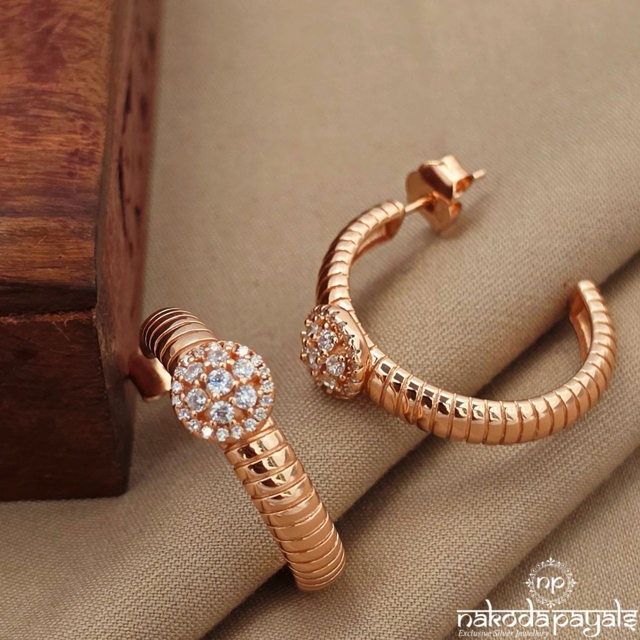Cute White Floral Rose Gold Earrings (St3971)