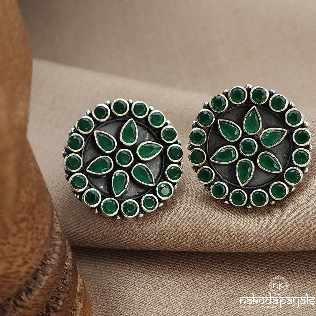 Stunning Emerald Green Studs (S3584)