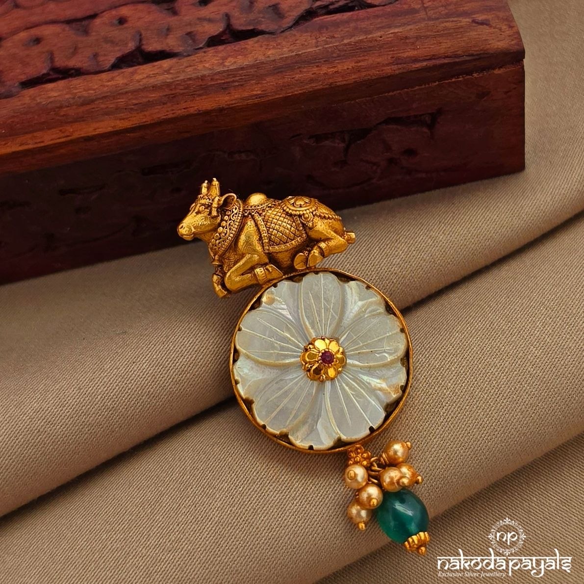 White Nandi Pendant (Gp2246)