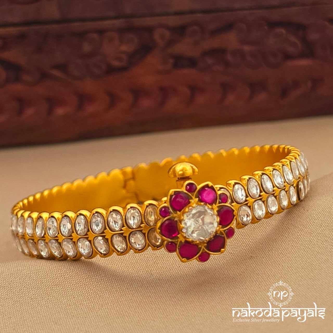 White Floral Kundan Screw Kada (Gk3388)