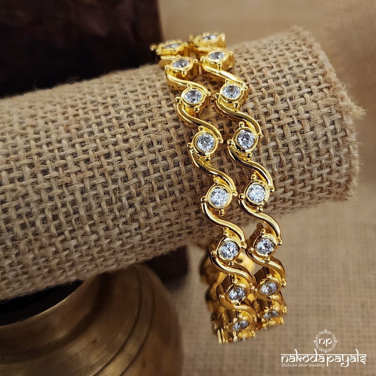 Glorious White Bangles (Gk2857)