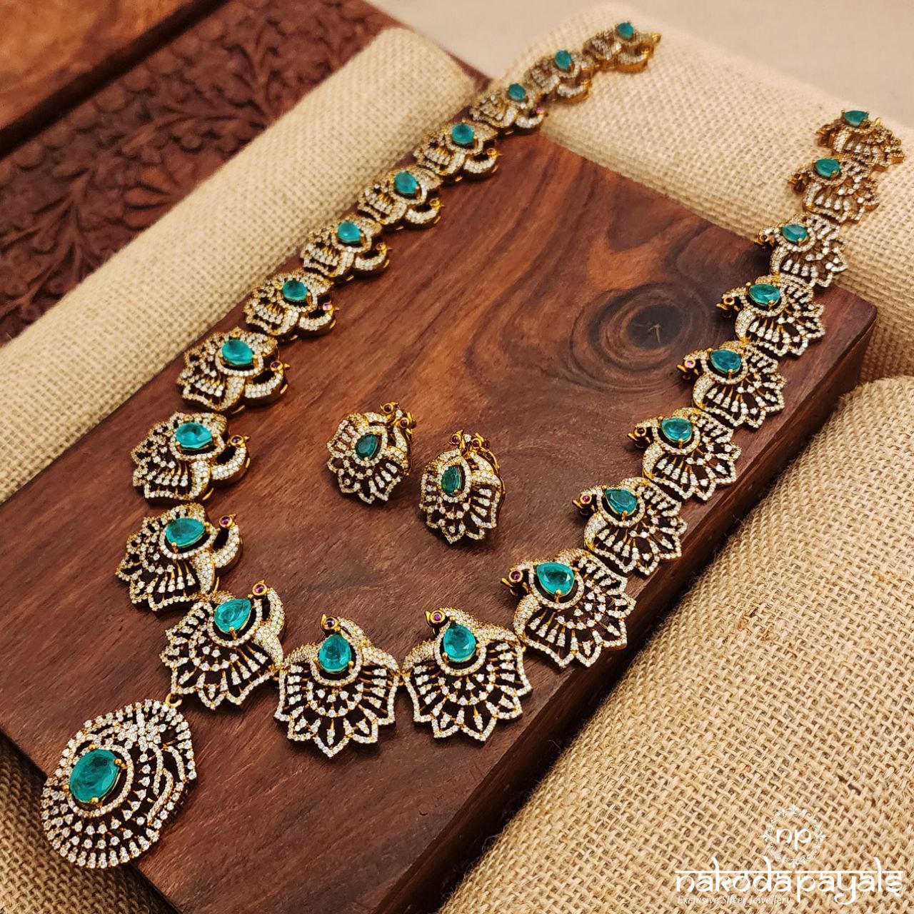 Peacock Glow Green Neckpiece with Earrings (Gn8608)