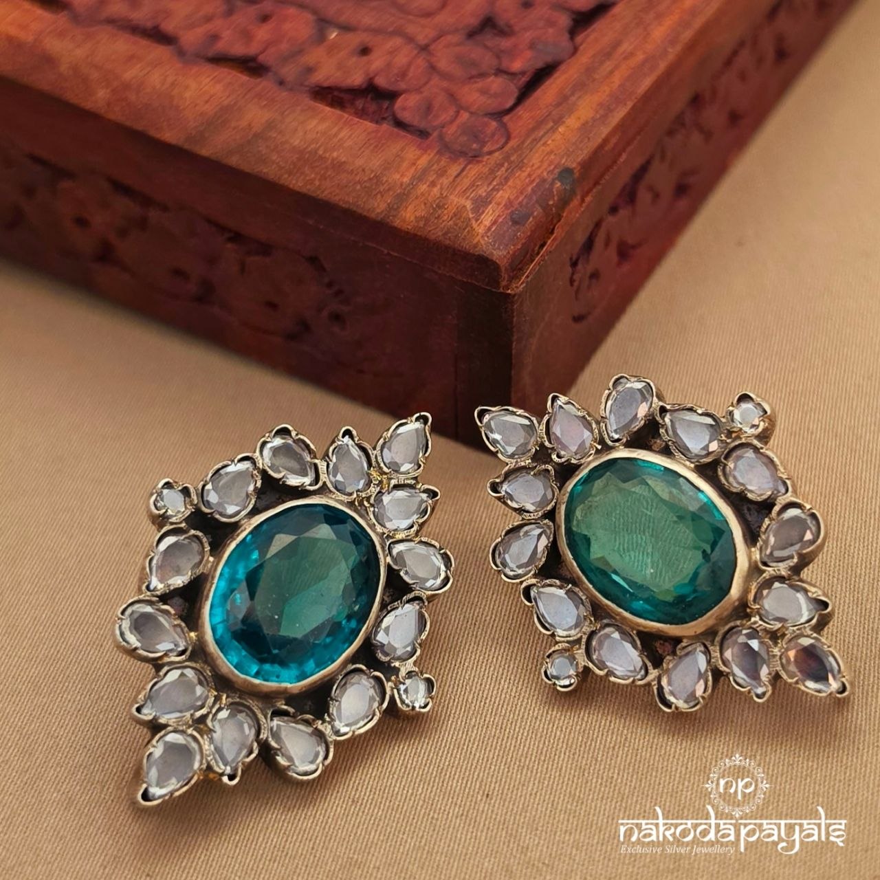 Oval Emerald Kundan Studs(S9710)