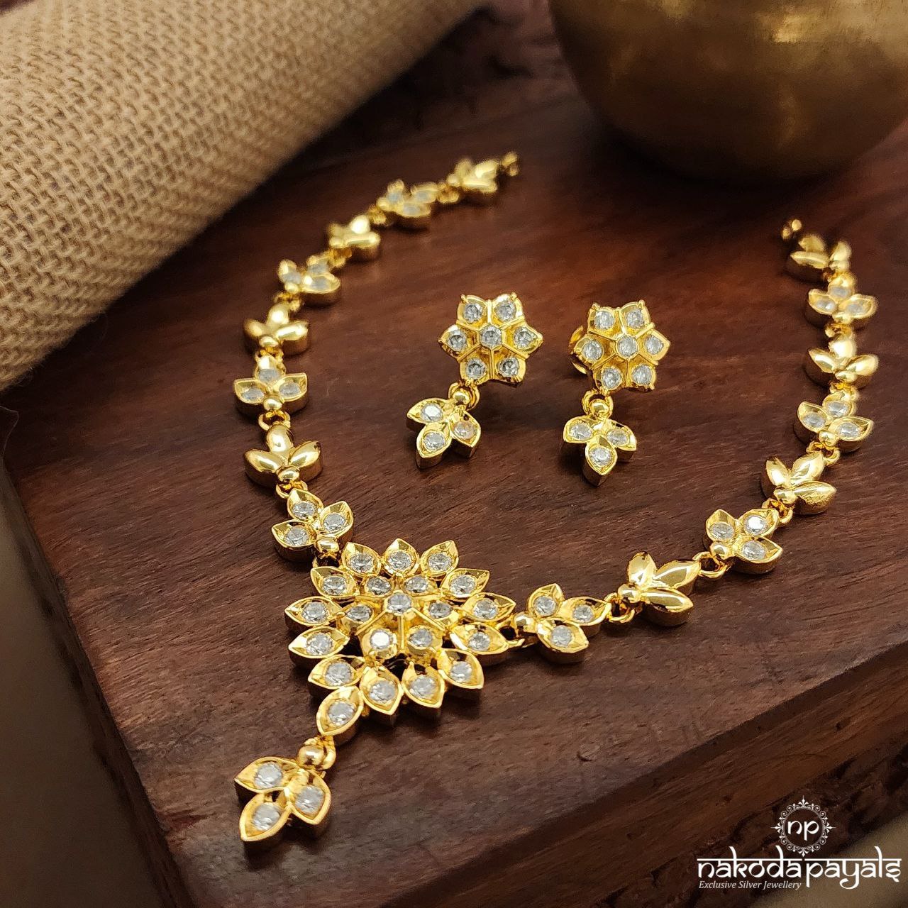 Sparkling White Neckpiece With Earrings (Gn8619)