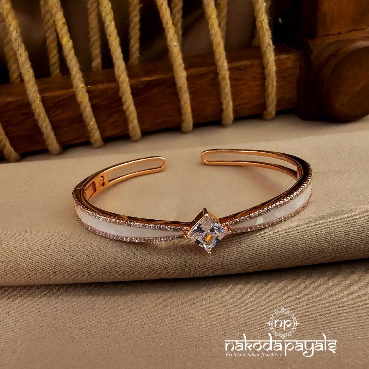 Eye Catching CZ Kada (St3921)