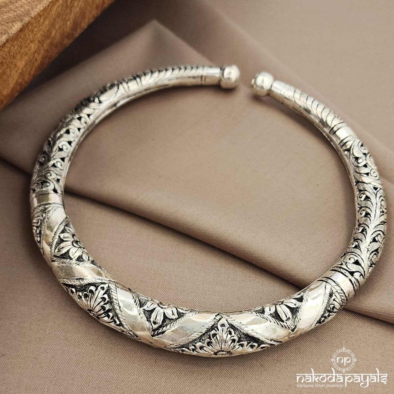 Squarish Designed Hasli (N11083)