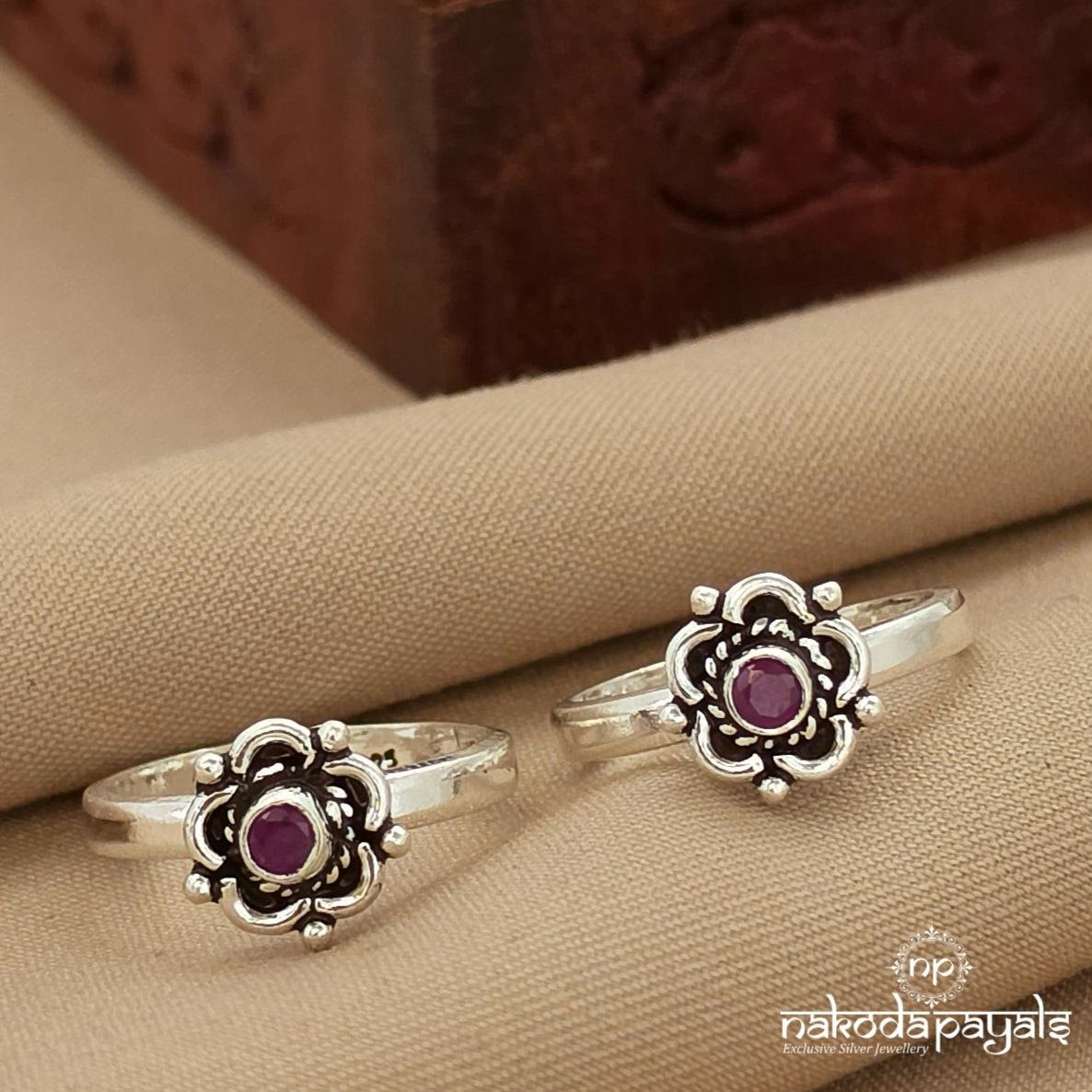 Reddish Floral Toerings (T4869)