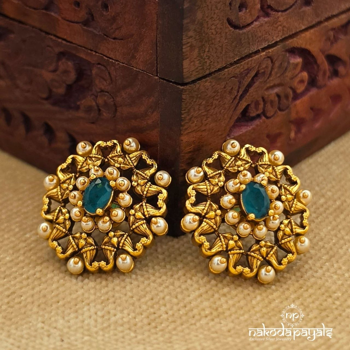 Elegant Pearl Studs (Ge11376)