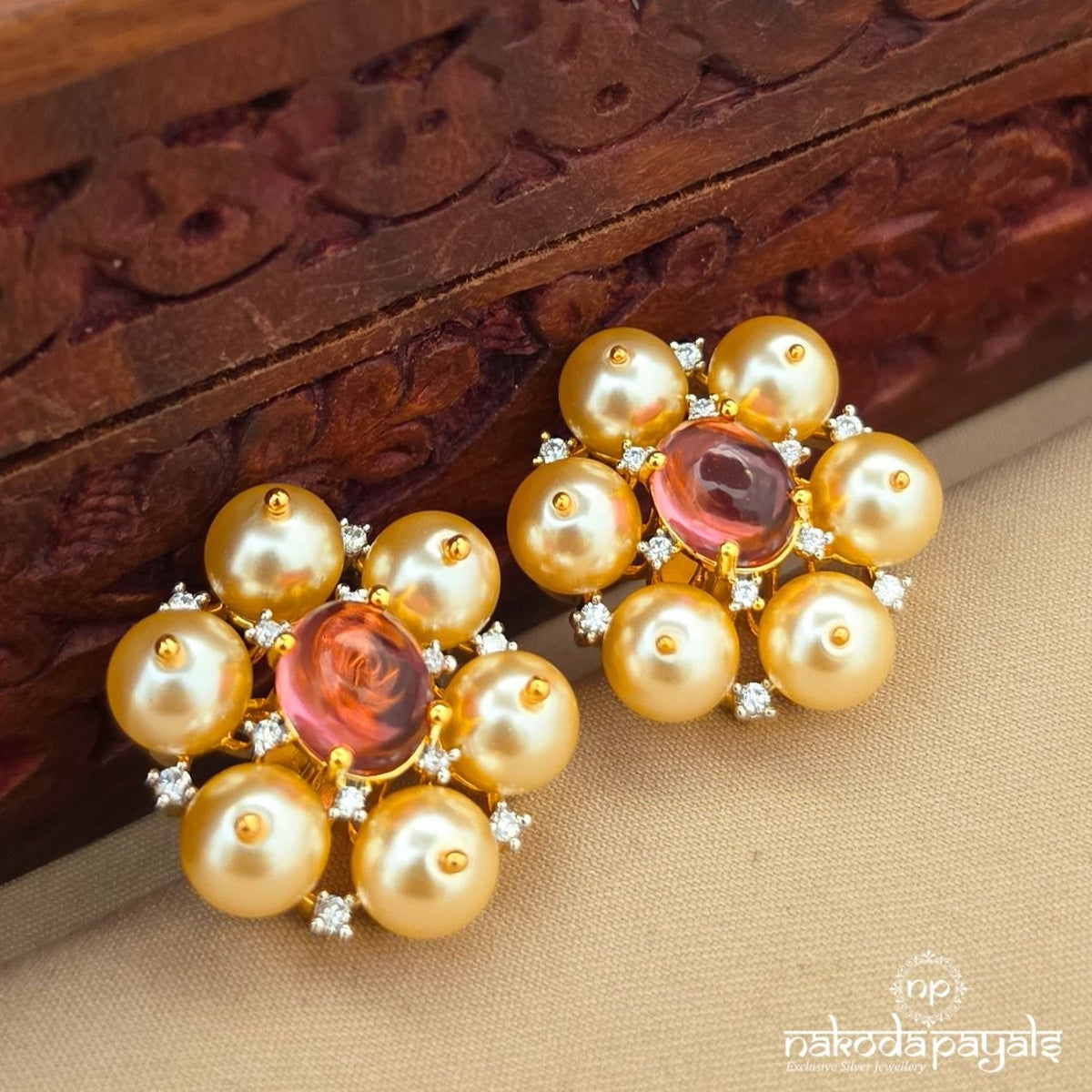 Exclusive Pearly Studs (Ge11460)